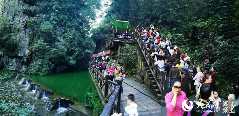 初秋的三峡大瀑布如仙境 中外游客直奔景区