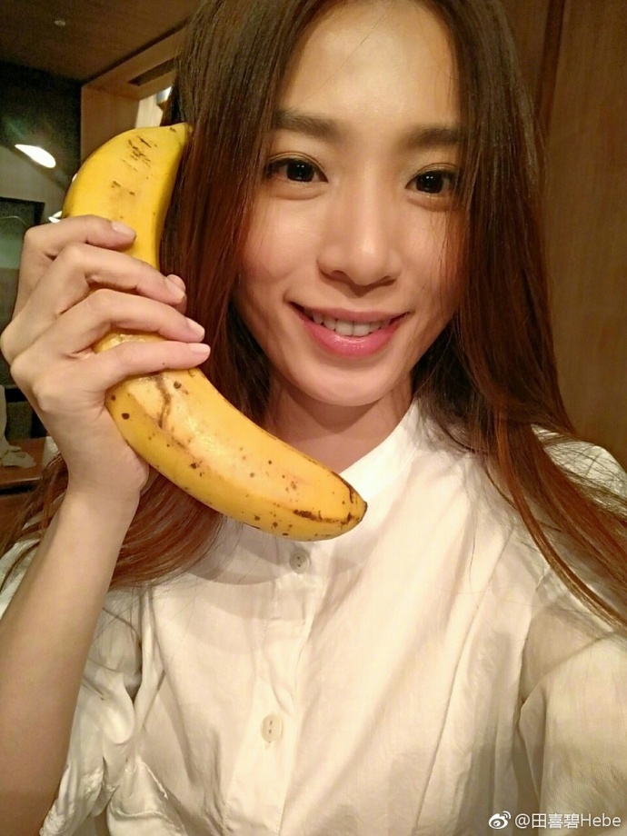 hebe田馥甄俏皮自拍 香蕉当电话很美很萌