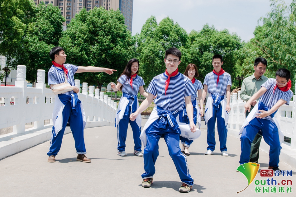 大学生穿校服戴红领巾 重温儿童节
