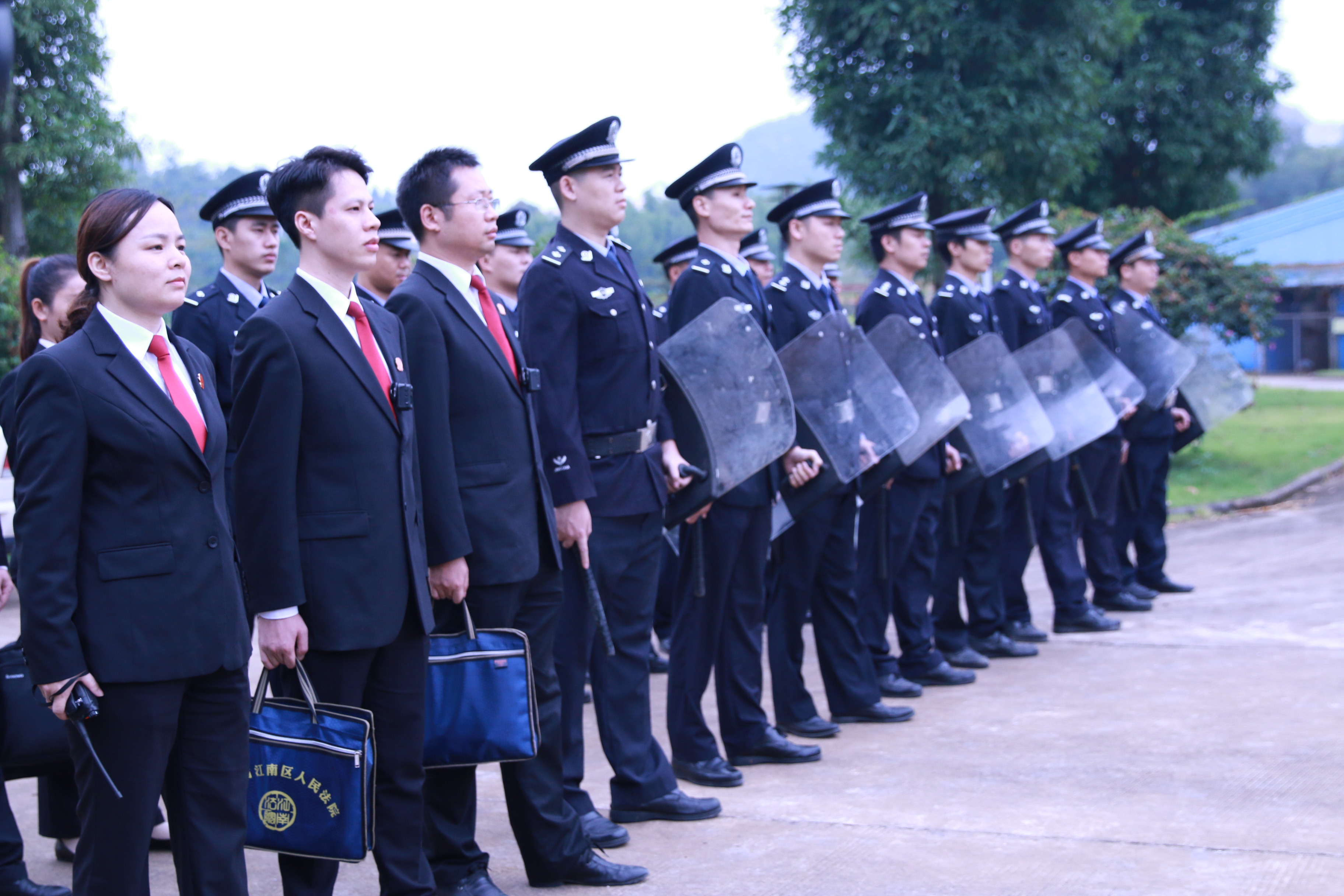 江南区法院执行干警在扶绥一家鳄鱼养殖公司对执行标的进行核查,执行