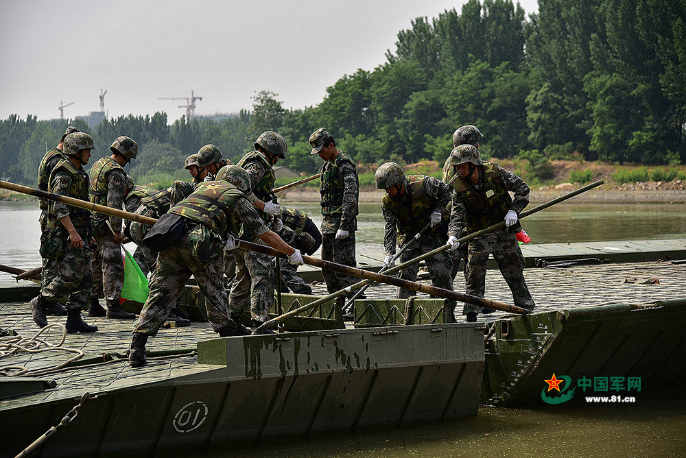 京杭大运河上,舟桥兵带你玩转浮桥架设(组图)