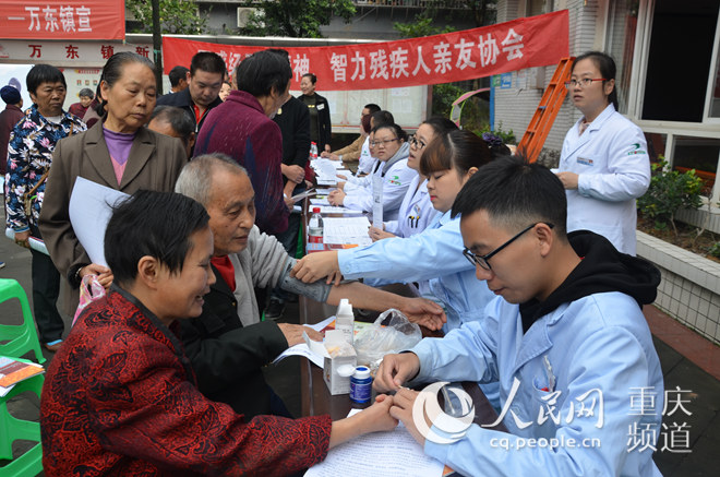 不签【区县联动】【万盛】万盛：“世界精神卫生日”义诊走近万东镇