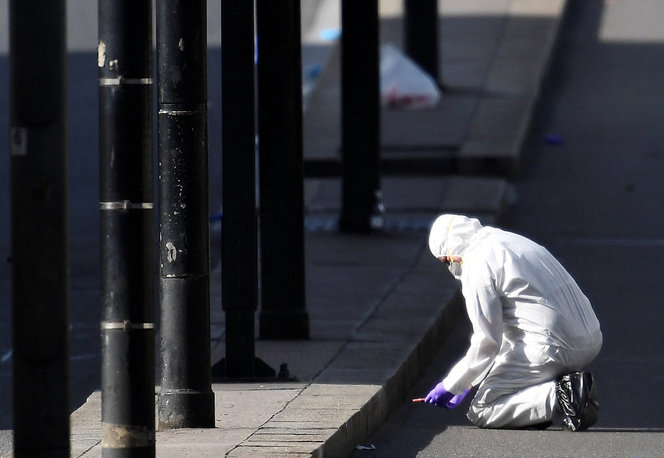 法医进入伦敦恐怖袭击现场调查取证