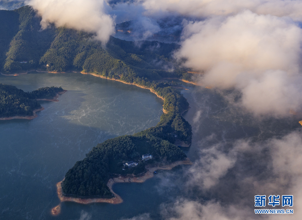 安徽佛子岭：巍巍大别山 层层秋意浓