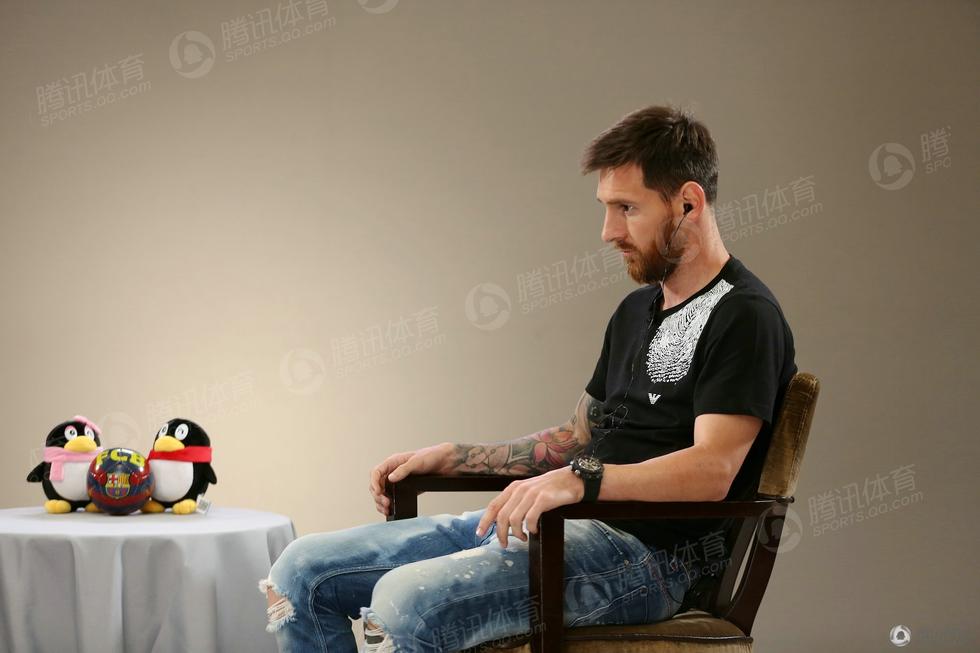 白岩松对话梅西 梅球王微笑亲和力十足