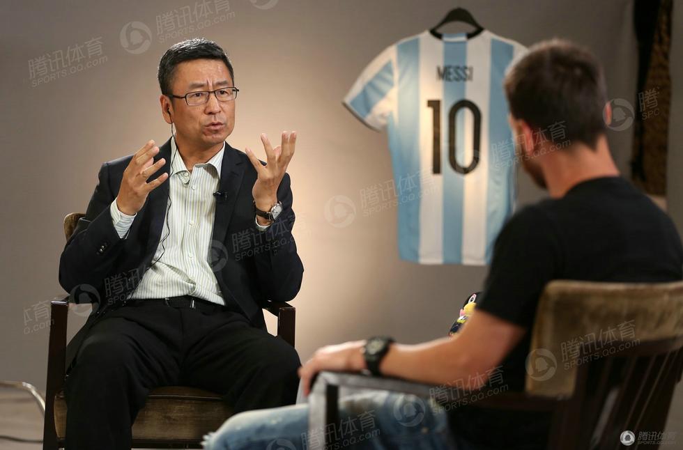 白岩松对话梅西梅球王微笑亲和力十足