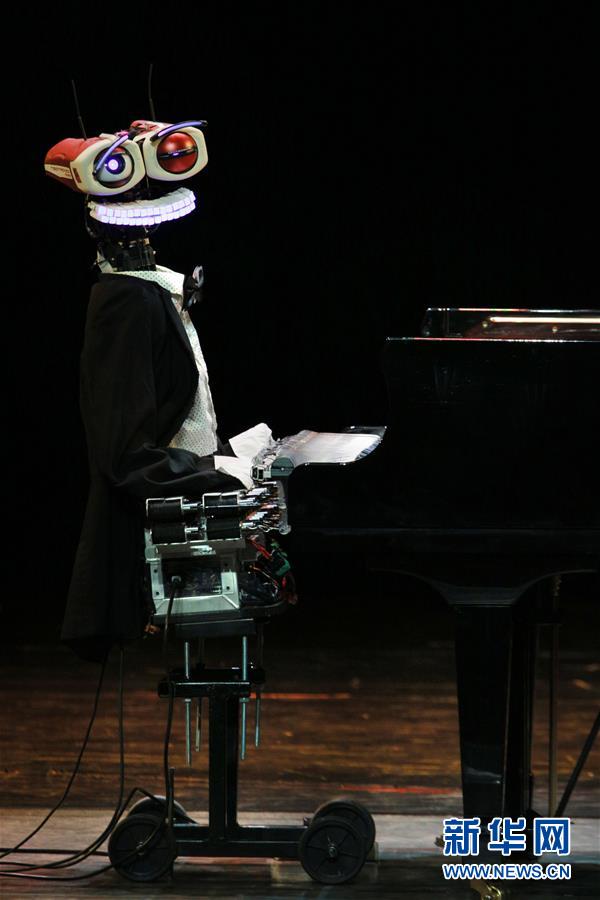 天津：机器人与钢琴家同台献艺