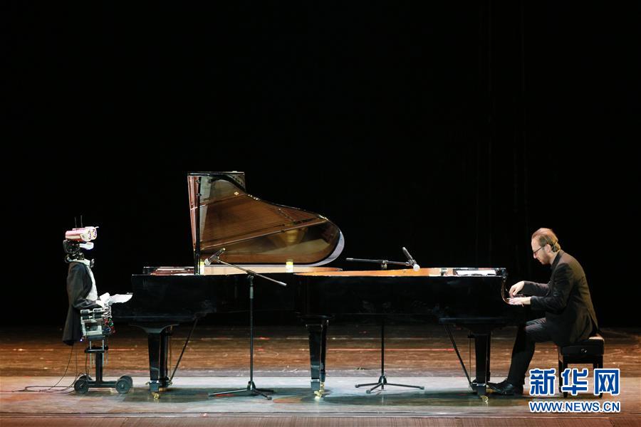 天津：机器人与钢琴家同台献艺