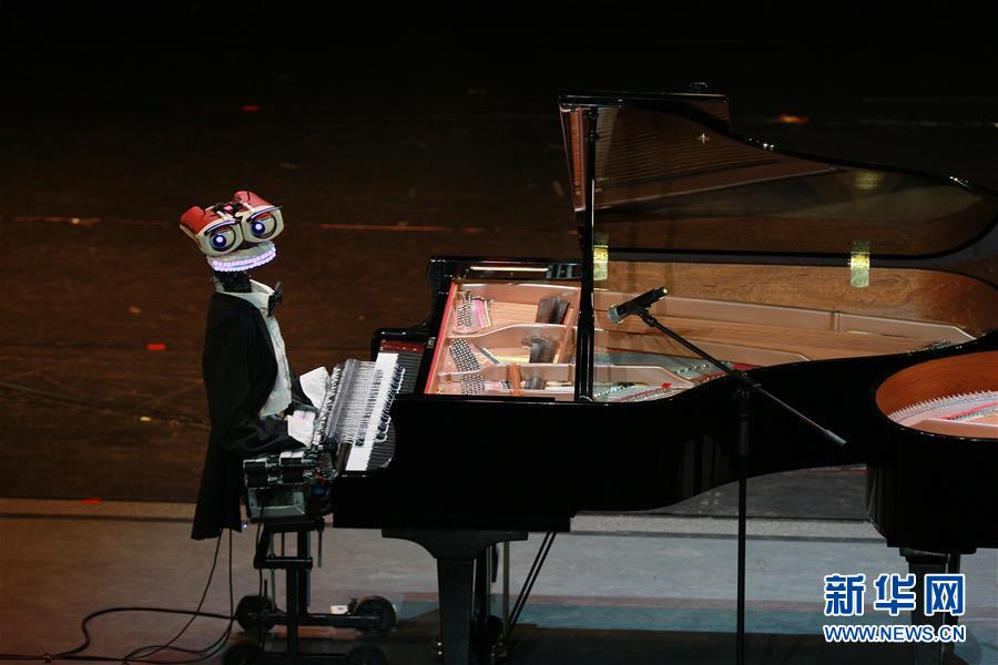 天津：機器人與鋼琴家同臺獻藝