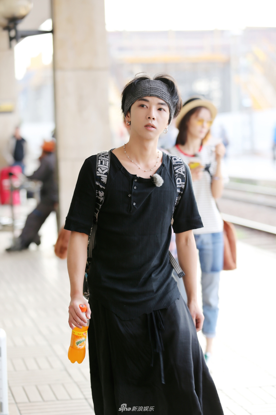 华晨宇大耳环搭裙裤潮范足 林志玲被封最美导游