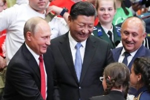 情同手足 爱如海洋——中俄两国元首在“海洋”中心与青少年互动