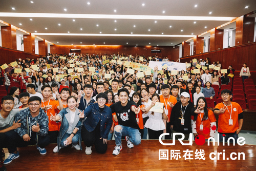 【河南在線-文字列表(頁面標題:吳克群執導電影《為你寫詩》路演鄭州站 互動熱烈)】【移動端-文字列表】吳克群執導電影《為你寫詩》路演鄭州站 校園互動現場熱烈