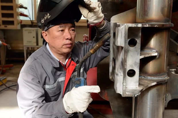 凭着这一身的本领,   李万君先后当选为   中央电视台2016年"感动