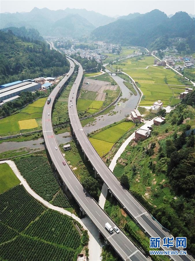 贵州省都匀市墨冲镇境内的兰海高速公路景观(8月25日无人机拍摄).