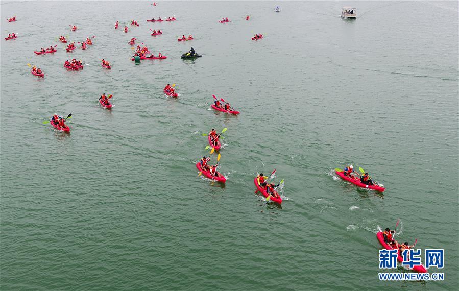 廣西柳州：雨中競渡展激情