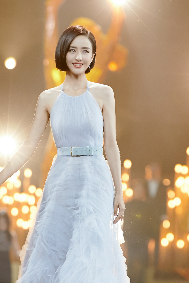 佟丽娅亮相金鹰节闭幕式 致力传承前辈优秀品质