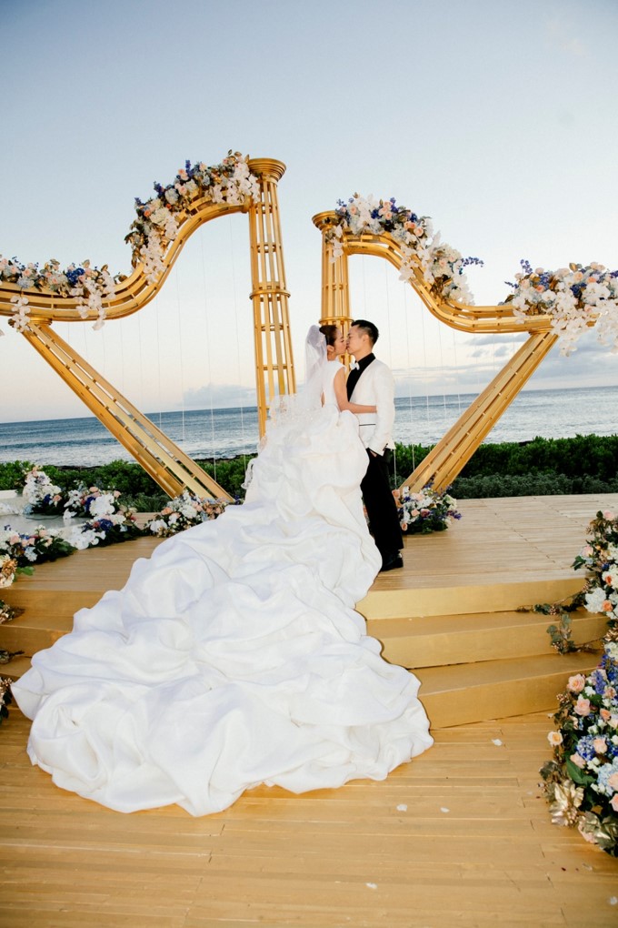 安以轩夏威夷婚礼现场 新郎新娘落泪钻戒抢眼