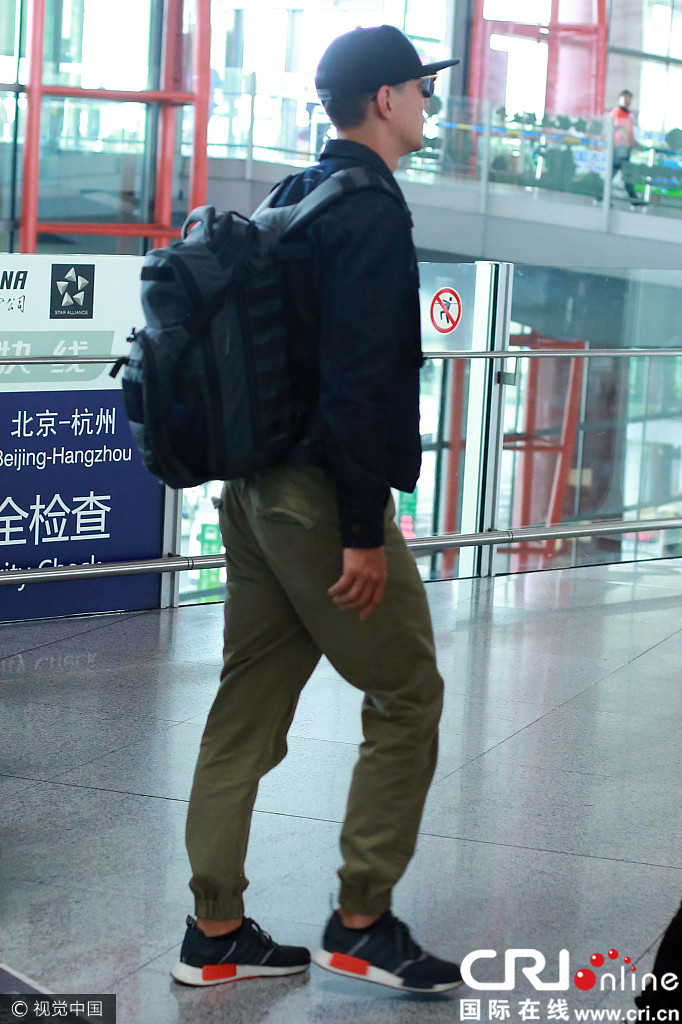 吴彦祖北京包裹严实不嫌热 挺胸抬头获助理推车