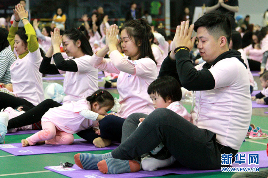 【社會民生】重慶千人同練親子瑜伽 挑戰世界紀錄
