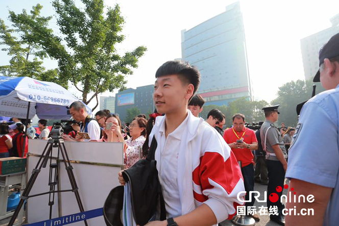 考生自信满满的进入考场