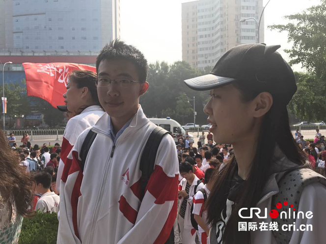 2016届考生穿校服回母校为考生加油