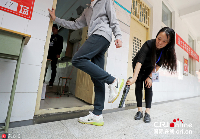 入场检查细致测鞋底