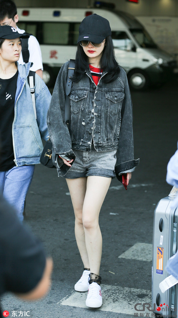 杨幂现身机场短裤秀美腿白到发光墨镜遮面无表情