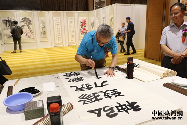 纪念全民族抗战爆发80周年海峡两岸书画展在京举行
