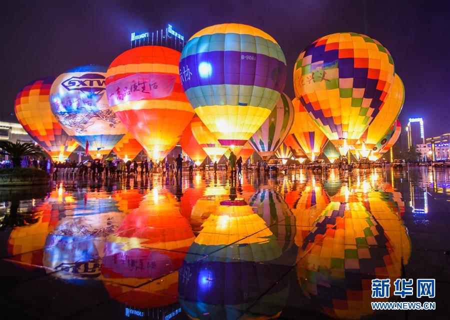 貴州興義：多彩熱氣球點亮夜空