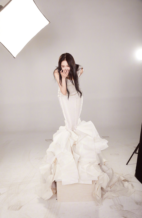 张馨予恣意摆动水蛇腰大秀翘臀玩性感