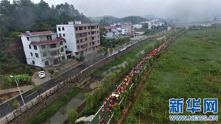 江西寧都：“運動老溪”山地跑比賽鳴槍開跑