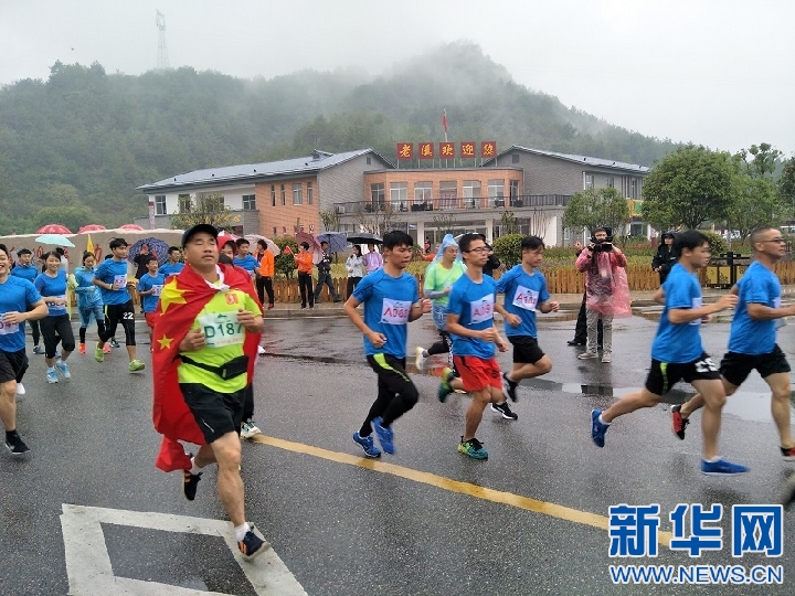 江西寧都：“運動老溪”山地跑比賽鳴槍開跑