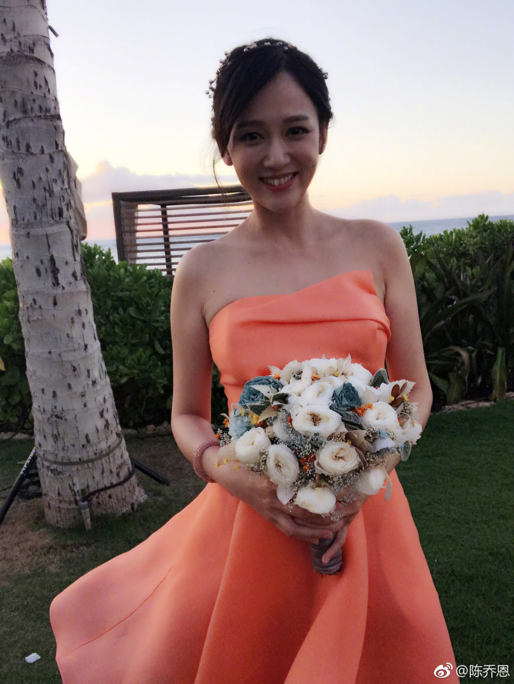 陈乔恩晒安以轩婚礼感人照片 抢到捧花盼嫁人