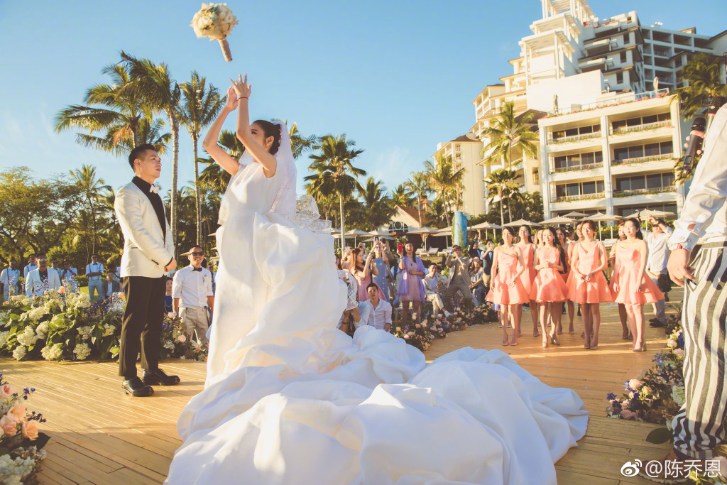 陈乔恩晒安以轩婚礼感人照片 抢到捧花盼嫁人
