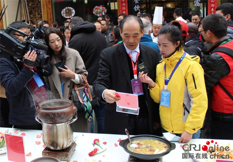 湖北省神農架擺千人藥膳長壽宴