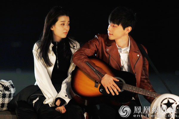 该剧自开播以来话题不断,由当红小生邓伦饰演的摇滚主唱谢童,因甜蜜