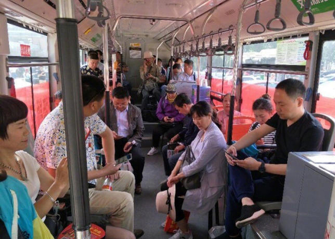 考生家长扎堆985公交车:寓意全上985