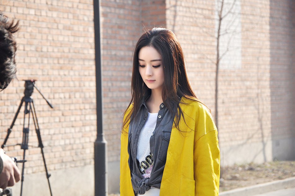 赵丽颖率性潮装登《Vogue》 演绎酷甜范儿