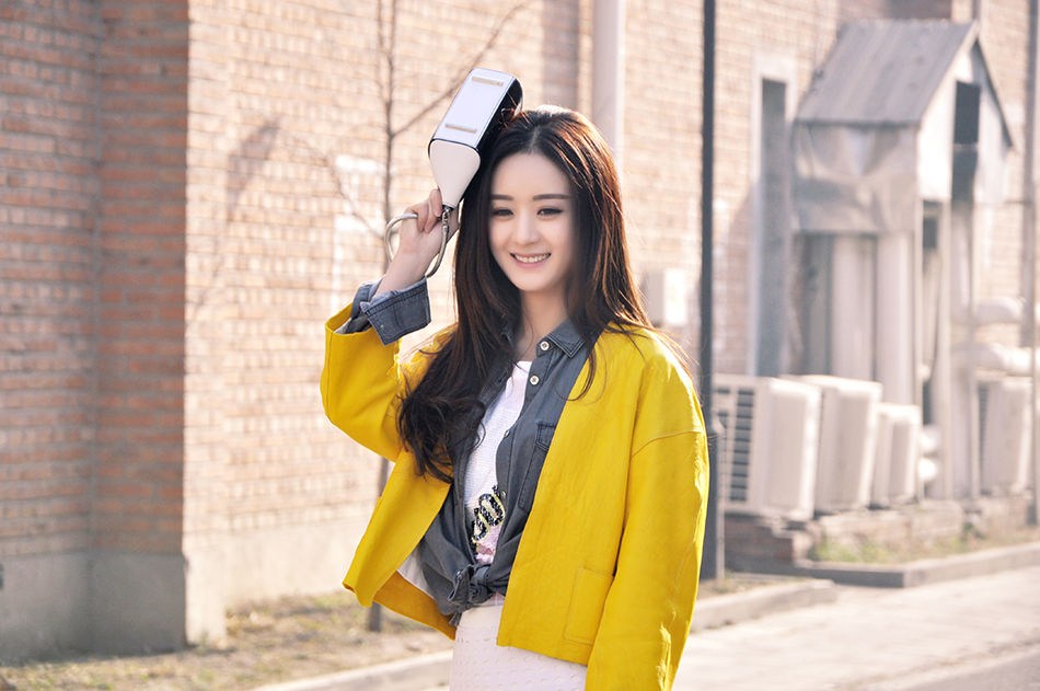 赵丽颖率性潮装登《Vogue》 演绎酷甜范儿