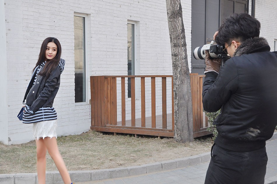 赵丽颖率性潮装登《Vogue》 演绎酷甜范儿