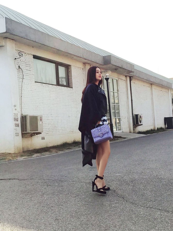 赵丽颖率性潮装登《Vogue》 演绎酷甜范儿