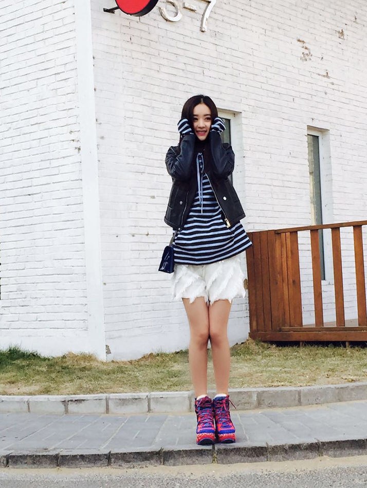 赵丽颖率性潮装登《Vogue》 演绎酷甜范儿