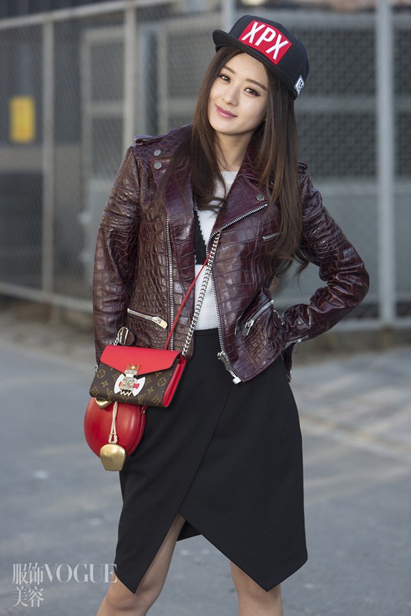 赵丽颖率性潮装登《Vogue》 演绎酷甜范儿