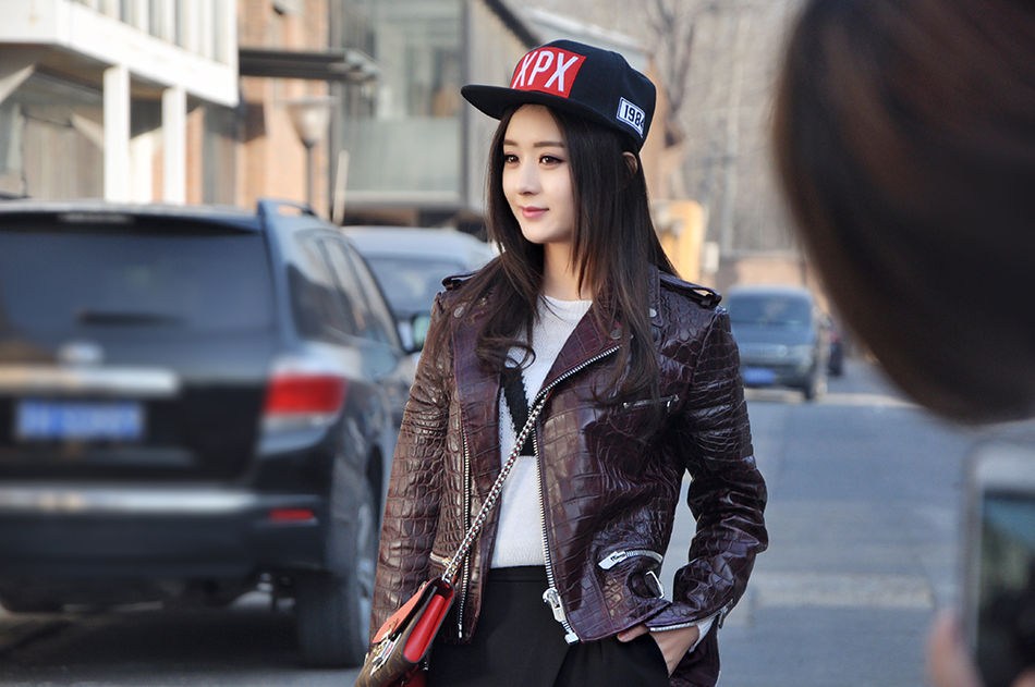 赵丽颖率性潮装登《Vogue》 演绎酷甜范儿