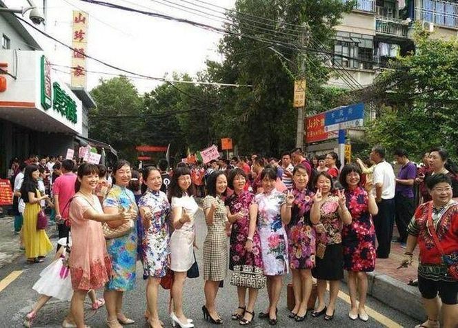 多地高考考场成旗袍秀场