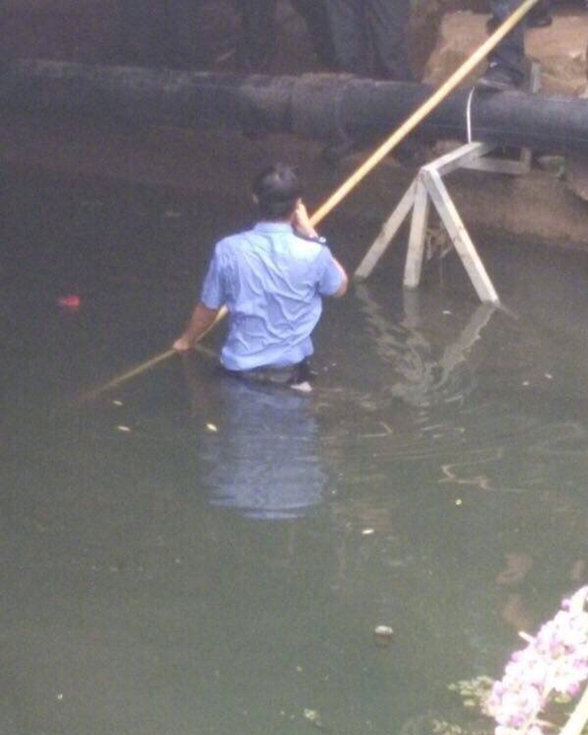 最担心的事还是出现了:准考证掉河里