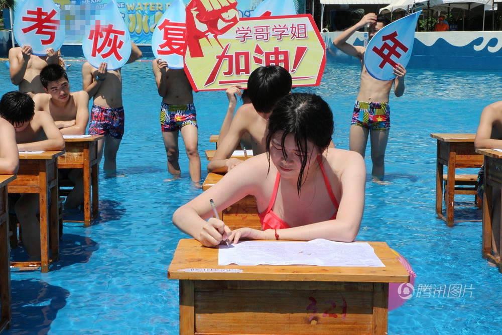 重庆高温 学弟学妹模拟“水中高考”加油打气