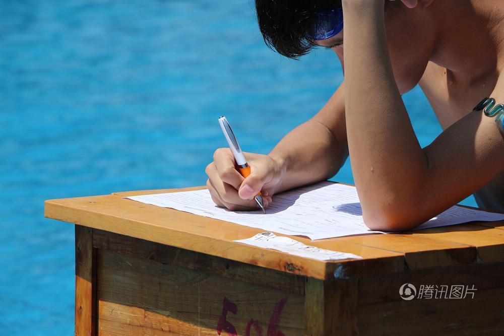 重庆高温 学弟学妹模拟“水中高考”加油打气