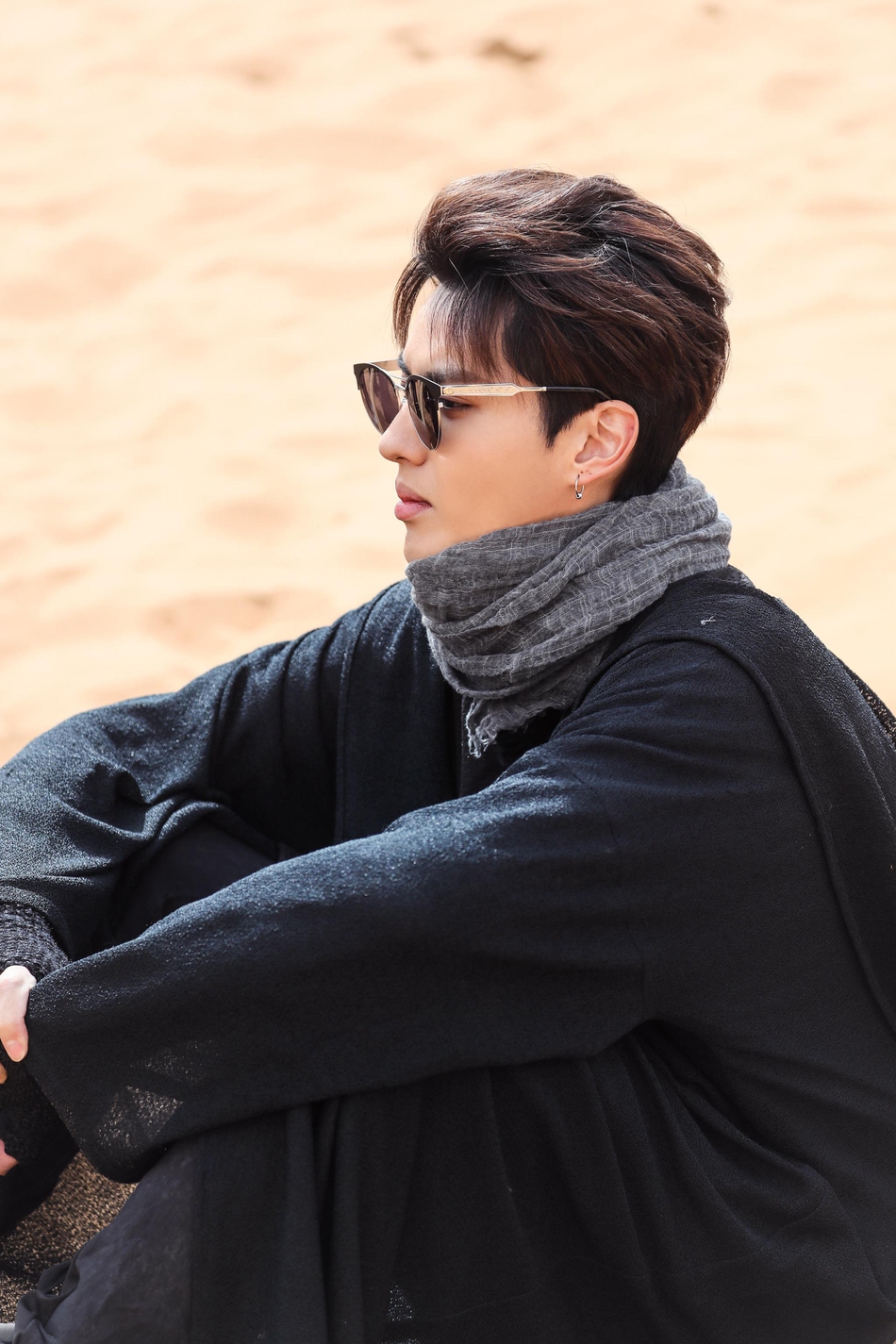 很嗨!吴亦凡沙漠唱rap展臂摇摆 激动翘兰花指