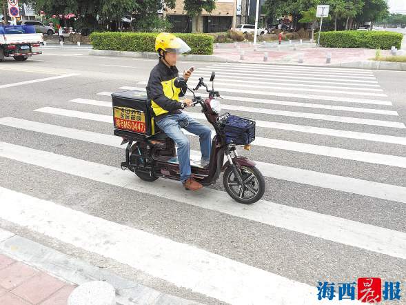 蹲點廈門多條斑馬線 外賣小哥的交通行為讓人捏把冷汗